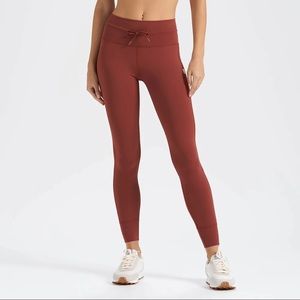 Vuori Daily Legging in Spice sz S